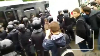 Видео: Участники митинга на Марсовом поле залезали на столбы и сидели в переполненных автозаках