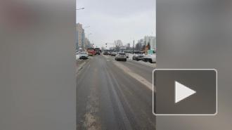 При уборке снега пострадали стекла припаркованных авто на Лени Голикова