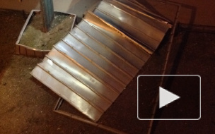 Рекламный щит рухнул на тротуар на улице Беринга