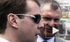 Медведев щегольнул женскими очками от Картье за 28 тыс.