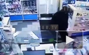 Неизвестный передумал грабить аптеку в Приморском районе после крика продавца