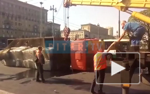 У "Московской" отдыхает КАМАЗ: грузовик завалился на бок на проезжей части
