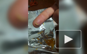 Видео: петербуржец обнаружил в чипсах червяка