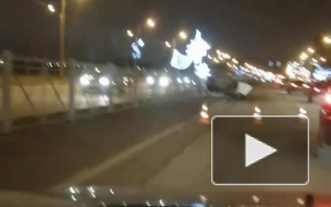 Водитель Hyundai приземлился на крышу на проспекте Славы