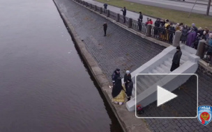 По Неве проплыли бумажные кораблики в память о погибших в ДТП детях