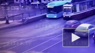 Видео: на перекрестке Ново-Калинкина моста и Обводного столкнулись автобус и трамвай