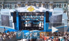 На Дворцовой площади гостей праздника ВМФ развлекали видеоэкскурсией, музыкой и танцами 