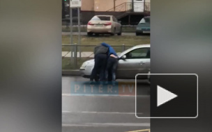 Драка двух водителей на Энтузиастов попала на видео