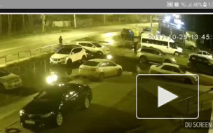 Видео: на парковке в Воронеже неизвестные поджгли машину