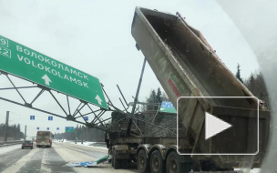 Видео огромной пробки из-за рухнувшей конструкции на Новорижском шоссе