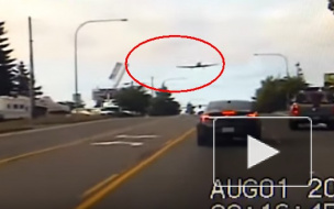 Видео из США: Самолет совершил экстренную посадку на шоссе и остановился на светофоре