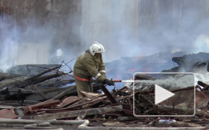 В порту под Петербургом 12 часов тушили горящие железнодорожные шпалы