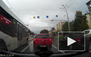 На видео попал водитель из Кемерово, который двигался по трамвайным путям