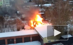 В Красноярске горит одноэтажное здание: появилось видео