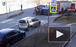 Видео: спасатели перевернули автомобиль после ДТП на набережной Черной речки