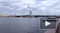 В Петербурге судно врезалось в Дворцовый мост и затонуло
