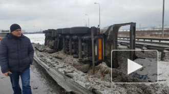 Появилось видео ДТП у "МЕГИ Парнас", где опрокинулся грузовик со щебнем