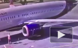 Видео из Шереметьево: Сотрудник забросил сигнальный конус на крыло самолета и ушел