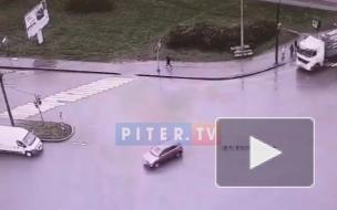 На Звездной улице большегруз "потерял" трубы при резком повороте 