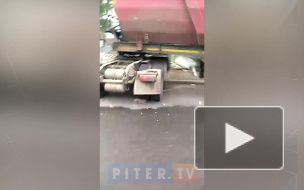 Появилось видео с ДТП, где фура снесла остановку с пассажирами 