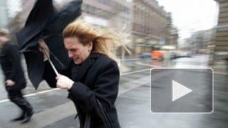 Финский залив вышел из берегов из-за шторма, бушующего на Северо-Западе