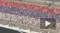 Во флешмобе, изображающем живой флаг России, участвовало почти 27 тыс. человек 