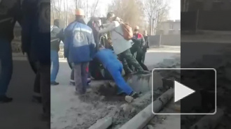 Видео: петербуржцы перевернули каршеринговое авто 