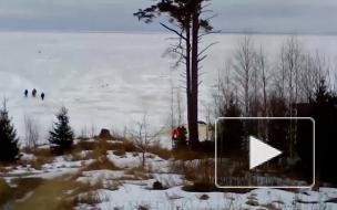 Рыбаков с дрейфующей льдины в Финском заливе удалось вытащить
