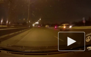 Кроссовер врезался в ограждение и завалил знак на съезде с ЗСД