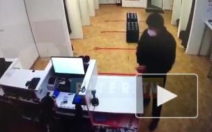 Разбойное нападение на магазин на улице Маринеско попало на видео