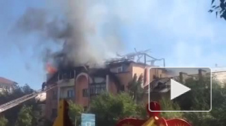 Появилось видео сильного пожара на крыше многоквартирного дома в Улан-Уде