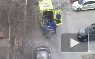 Появилось видео спасения человека, выжившего после падения из окна в Веселом поселке