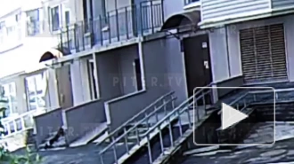 На видео попал момент падения молодого человека с балкона на Мебельной улице