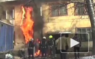 Сотрудники ДПС ГИБДД спасли людей из горящего дома в Подмосковье