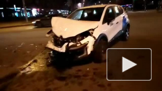 Видео: разбитое каршеринговое авто осталось посреди дороги после ДТП в Невском районе 