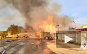 В Воронеже загорелся склад с деревянными поддонами