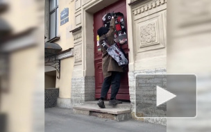 Покрас Лампас развесил плакаты с просьбой оставаться дома