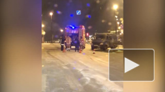 Видео: На Университетской набережной "Газель" столкнулась с оградой