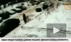 Появилось видео падения снежной глыбы на петербурженку с коляской 