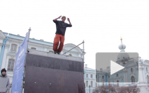 Паркурщики устроили флэшмоб у Смольного собора в Петербурге
