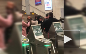 Охранники метро не пропустили подростка с травмированной ногой и велосипедом