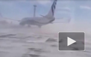 Россиян шокировало видео, где ветер сносит Boeing в аэропорту Норильска