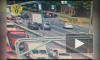 В Москве легковой Hyundai зажало между двумя грузовиками