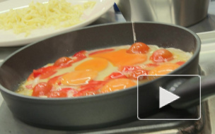 Прекрасные петербурженки жарили яйца в честь 23 февраля