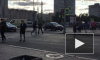 Видео: в Петербурге иномарка проехалась по трамвайной остановке