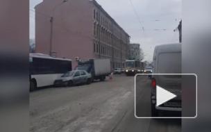 "Рено" и "Газель" таранили автобус на Кондратьевском проспекте