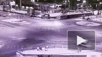 Гонщик на "Мазде" снес забор в ночном ДТП на севере Петербурга