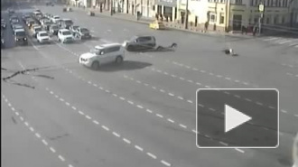 Появилось видео аварии в центре Москвы с участием мотоцикла, но без наездника