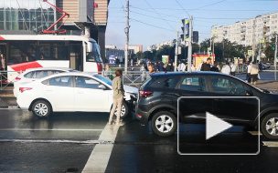 Видео: автомобили встали на Бухарестской улице из-за ДТП