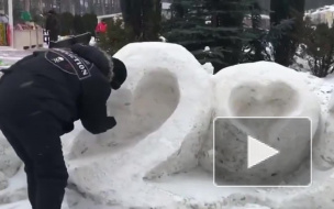Видео из Красноярска: коммунальщики красят снег белой краской
